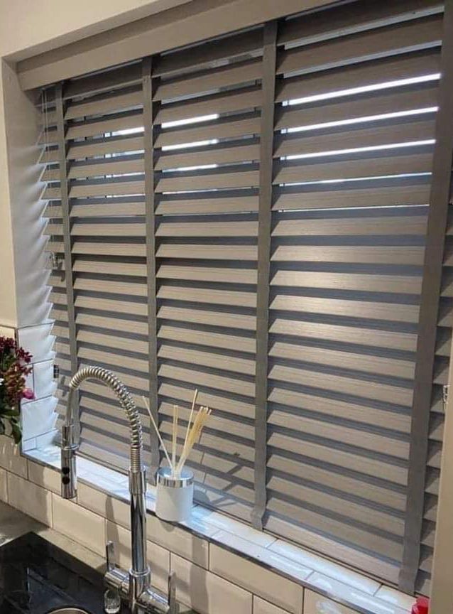 Faux-wood venetian blind above a kitchen sink