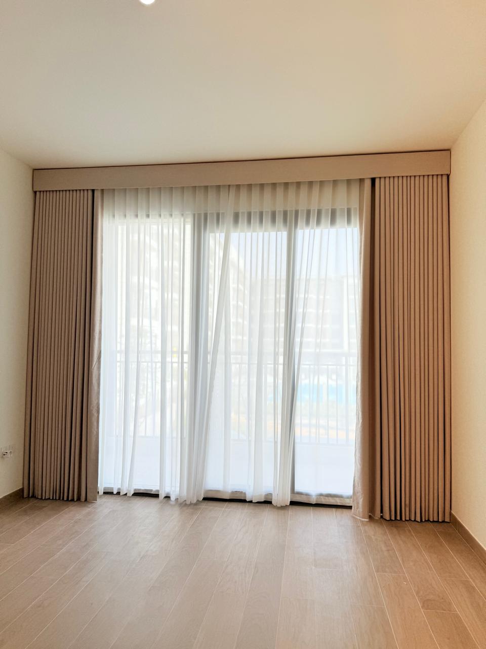 Double-layer curtains in a living room
