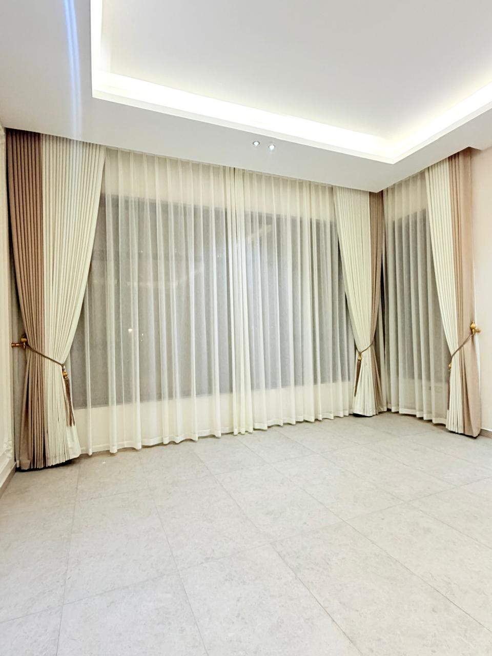 Double-layer curtains in a spacious living room